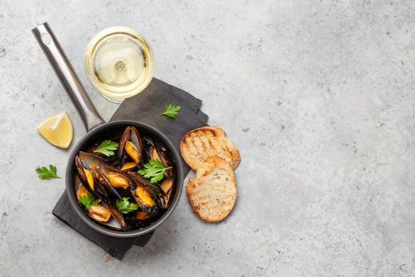 Traditionella Skaldjur Musslor Med Baguette Rostat Bröd Och Vitt Vin — Stockfoto