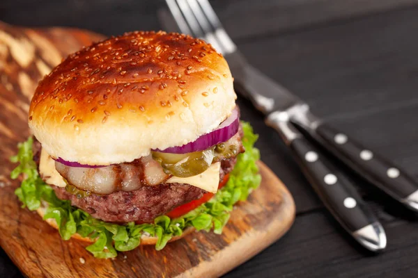 Zelfgemaakte Lekkere Hamburger Met Groot Rundvlees Kaas Tomaat Spek Sla — Stockfoto