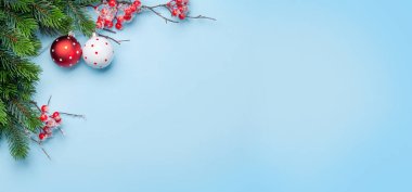 Noel tebrik kartı, içinde köknar ağacı ve dekor var. En üstteki görünüm düzlüğü Xmas selamlamalarınız için kopyalama alanı ile yatar