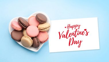 Sevgililer Günü tebrik kartı, mavi arka planda kalp şeklinde badem kurabiyesi. Üst görünüm düzlüğü