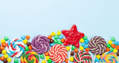 Çeşitli şekerleme ve lolipop çeşitleri. Üst görünüm düzlüğü kopyalama alanı ile yatıyordu
