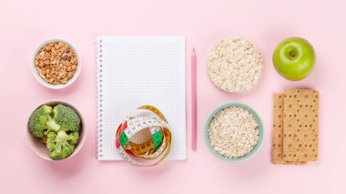 Sağlıklı yemek ve kilo kaybı konsepti. Diyet ve zindelik. Üst görünüm düzlüğü kopyalama alanı ile yatıyordu