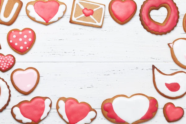 발렌틴 데이에는 모양의 진저브레드 쿠키로 인사를 복제품 공간이 — 스톡 사진