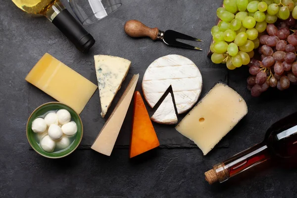 Vari Formaggi Uva Vino Bianco Vista Dall Alto Piatto Lay — Foto Stock