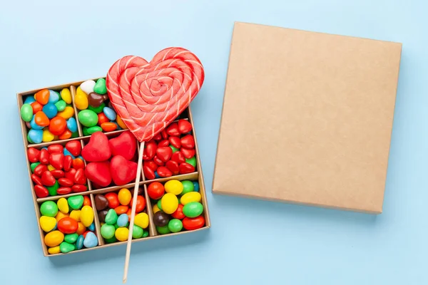 各种糖果糖和心形棒棒糖 情人节礼品盒 带有复制空间的顶视图平面布局 — 图库照片