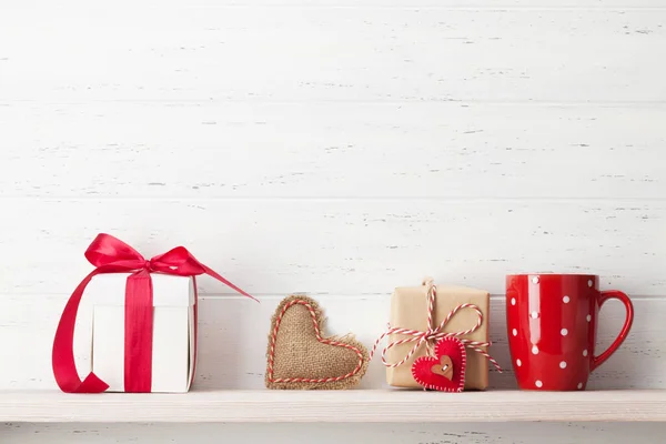 Valentijnsdag Wenskaart Met Koffiebeker Geschenkdoos Hartdecoratie Plank Voor Houten Muur — Stockfoto