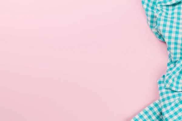 ピンクの背景にブルーのキッチンタオル コピースペース付きのトップビューフラットレイ — ストック写真