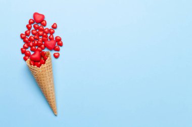 Sevgililer Günü tebrik kartı, üzerinde dondurma külahında kalp şeklinde şekerler var. Üst görünüm düzlüğü kopyalama alanı ile yatıyordu