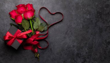 Kırmızı gül çiçekleri ve hediye kutusuyla Sevgililer Günü tebrik kartı. Tebrik etmek için en üstteki dairede yer var.