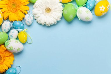 İçinde Gerbera çiçekleri ve renkli paskalya yumurtaları olan Paskalya tebrik kartı. Tebrik etmek için en üstteki dairede yer var.