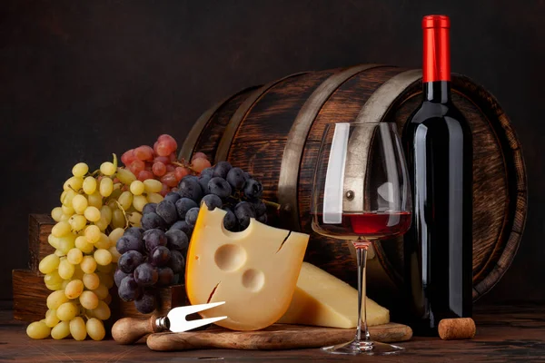 Weinflasche Trauben Käse Glas Rotwein Und Altes Holzfass Mit Kopierraum — Stockfoto