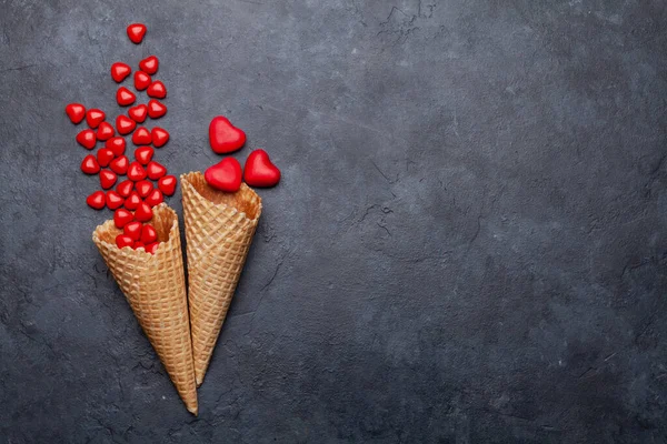 情人节贺卡 上面用冰淇淋 华夫饼 圆筒和石头装饰着心形糖果 带有复制空间的顶视图平面布局 — 图库照片