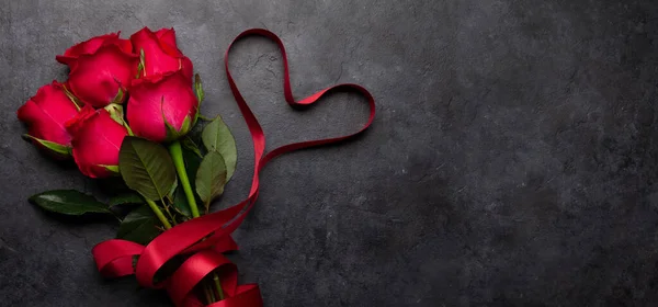 Valentinstag Grußkarte Mit Roten Rosen Und Herzförmigem Band Draufsicht Flach — Stockfoto