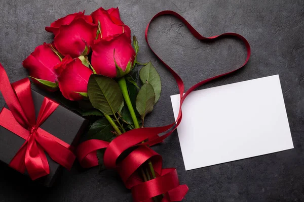 Dia Dos Namorados Cartão Saudação Com Vermelho Rosa Flores Buquê — Fotografia de Stock