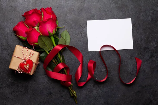 Valentin Napi Üdvözlőlap Vörös Rózsa Virágokkal Ajándékdobozzal Top View Lakás — Stock Fotó