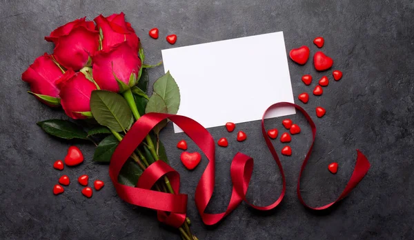 Tarjeta Felicitación Del Día San Valentín Con Rosas Rojas Dulces —  Fotos de Stock