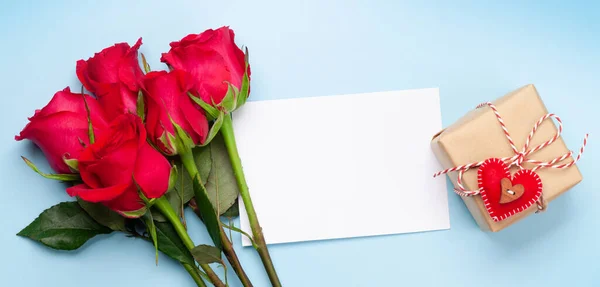 Поздравительная Открытка День Святого Валентина Букетом Красных Роз Подарочной Коробкой — стоковое фото