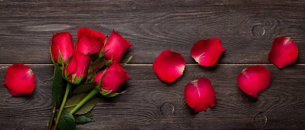 情人节贺卡上有红玫瑰花束和花瓣 顶视图平铺 — 图库照片