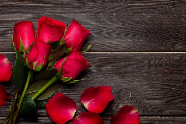 Valentýn Blahopřání Červenými Květy Růže Kytice Dřevěném Stole Horní Pohled — Stock fotografie