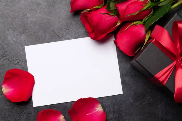 Valentijnsdag Wenskaart Met Rode Roos Bloemen Geschenkdoos Bovenaanzicht Plat Lag — Stockfoto