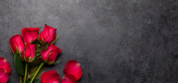 情人节贺卡 红玫瑰花束点缀在石桌上 俯瞰平面放置有空间供您问候 — 图库照片