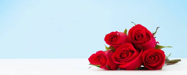 Valentijnsdag Wenskaart Met Rode Roos Bloemen Boeket Houten Tafel Met — Stockfoto