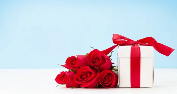 Valentijnsdag Wenskaart Met Rode Roos Bloemen Boeket Geschenkdoos Houten Tafel — Stockfoto