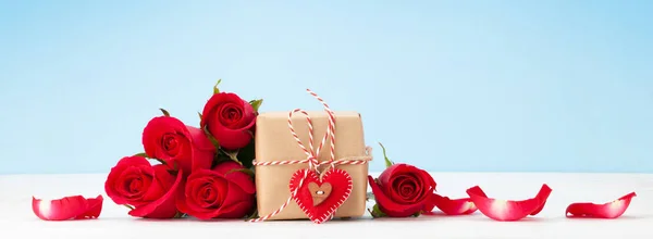 День Святого Валентина Вітальна Листівка Букетом Квітів Червоної Троянди Подарунковою — стокове фото