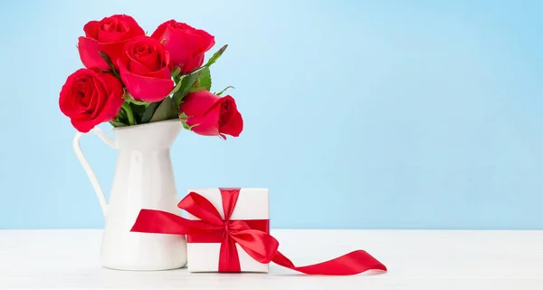 Valentinstag Grußkarte Mit Rotem Rosenstrauß Und Geschenkbox Auf Holztisch Mit — Stockfoto