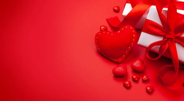 Sevgililer Günü Tebrik Kartı Şablonu Hediye Kutuları Kalp Dekoru Kırmızı — Stok fotoğraf