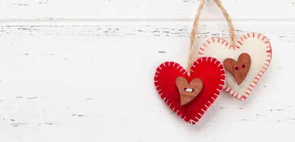 Valentijnsdag Wenskaart Sjabloon Hartvormige Inrichting Witte Houten Ondergrond Bovenaanzicht Plat — Stockfoto