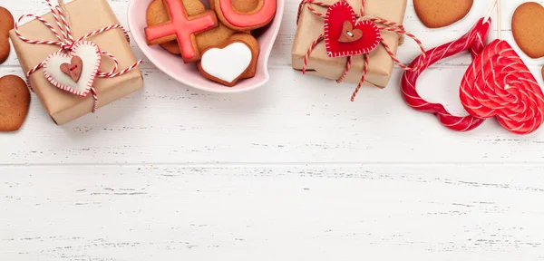 情人节贺卡 上面有姜饼饼干和礼品盒 带有复制空间的顶视图平面布局 — 图库照片