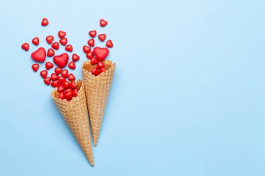 Sevgililer Günü tebrik kartı, üzerinde dondurma külahında kalp şeklinde şekerler var. Üst görünüm düzlüğü kopyalama alanı ile yatıyordu