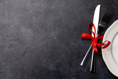 Sevgililer Günü arkaplanı boş tabak ve çatal bıçaklarla dolu. Üst görünüm düzlüğü kopyalama alanı ile yatıyordu