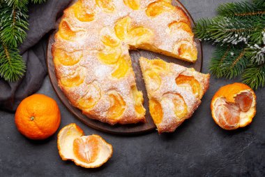 Turunçgil tatlısı, mandalina ve Noel köknar ağacı. Üst görünüm düzlüğü
