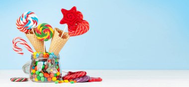 Çeşitli şekerleme ve lolipop çeşitleri. Kopyalama alanı ile