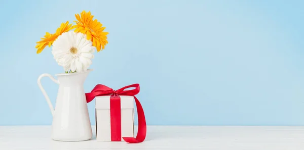 Fiori Colorati Gerbera Scatola Regalo Sfondo Blu Con Spazio Copia — Foto Stock