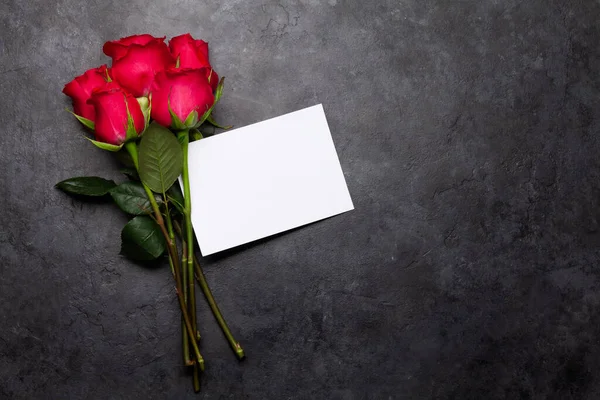 Valentijnsdag Wenskaart Met Rode Roos Bloemen Boeket Stenen Tafel Bovenaanzicht — Stockfoto