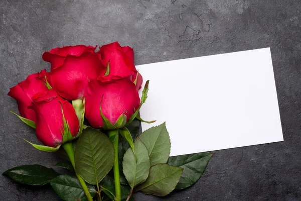 Valentijnsdag Wenskaart Met Rode Roos Bloemen Boeket Stenen Tafel Bovenaanzicht — Stockfoto