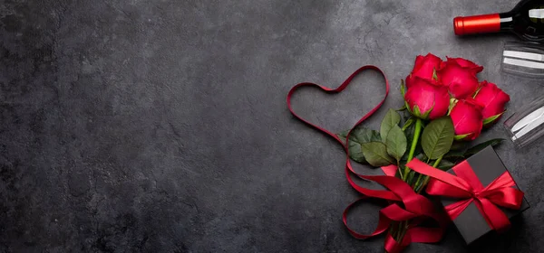 Tarjeta Felicitación San Valentín Con Ramo Flores Rosa Roja Vino —  Fotos de Stock