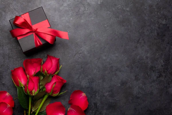 情人节贺卡上有红玫瑰花束和礼品盒在石桌上 俯瞰平面放置有空间供您问候 — 图库照片