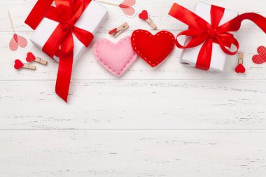 Sevgililer Günü tebrik kartı şablonu. Hediye kutuları ve kalp dekorları ahşap arka planda. Üst görünüm düzlüğü kopyalama alanı ile yatıyordu