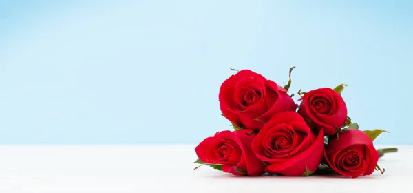 情人节贺卡 木桌上放着红玫瑰花束 有空间迎接你的问候 — 图库照片