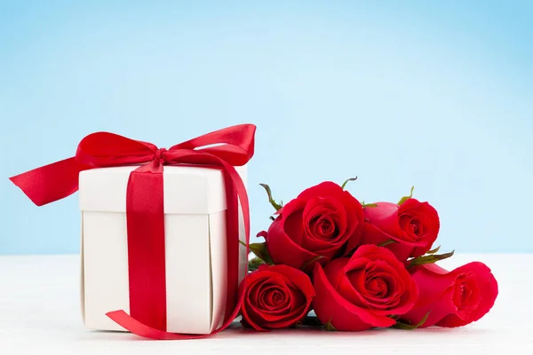 Valentinstag Grußkarte Mit Rotem Rosenstrauß Und Geschenkbox Auf Holztisch Mit — Stockfoto