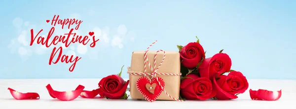 День Святого Валентина Вітальна Листівка Букетом Квітів Червоної Троянди Подарунковою — стокове фото