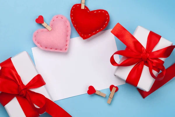 Valentinstag Grußkarte Vorlage Geschenkschachteln Und Herzförmiges Dekor Auf Blauem Hintergrund — Stockfoto