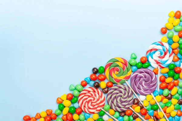 Çeşitli Tatlı Çeşitleri Var Mavi Arka Planda Şeker Bonbon Lolipop — Stok fotoğraf