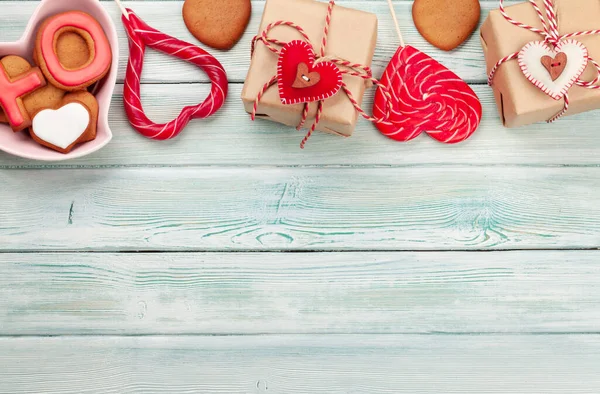 발렌틴 카드에 진저브레드 쿠키와 상자를 복제품 공간이 — 스톡 사진