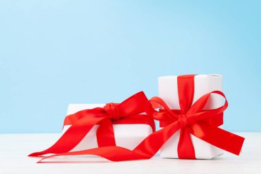 Sevgililer Günü tebrik kartı şablonu. Hediye kutuları mavi arka planda. Kopyalama alanı ile