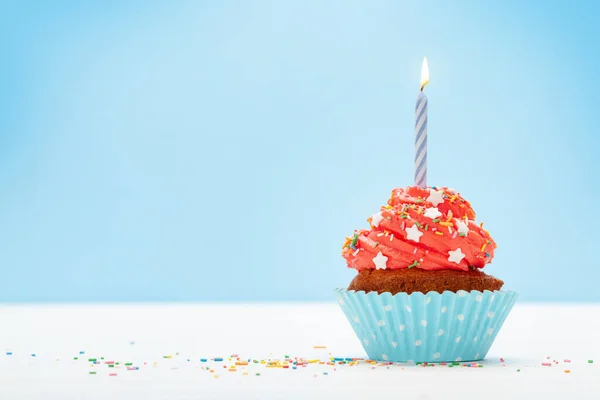 Cupcake Compleanno Con Candela Accesa Sfondo Blu Con Spazio Copia — Foto Stock